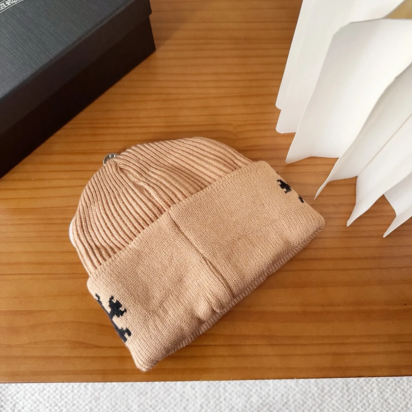 💰46 Crow Heart Autumn and Winter Wool Knitted Beanie This must be a favorite of minimalism. It is clean, neat, fashionable and versatile, and will definitely not be picky about your face shape! A fashionable classic that lasts forever! Fashionable black and white can be purchased together!